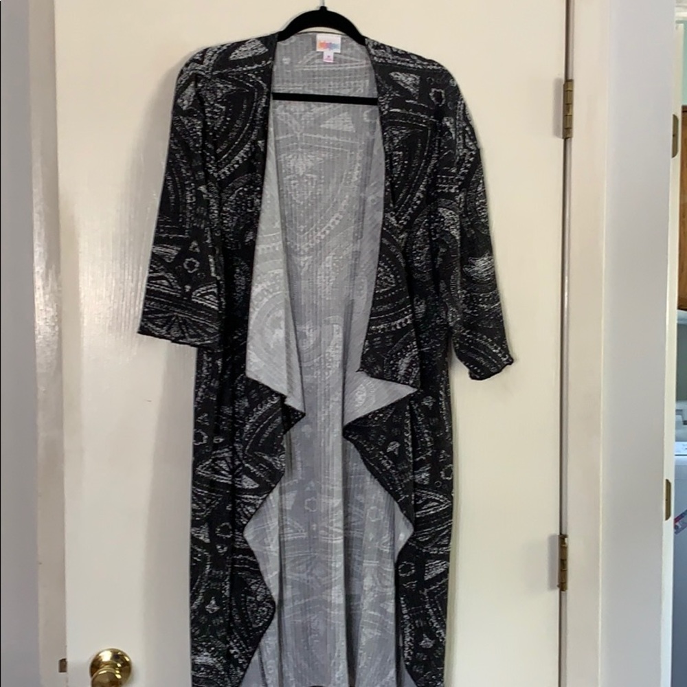 Medium LuLaRoe Shirley coverup